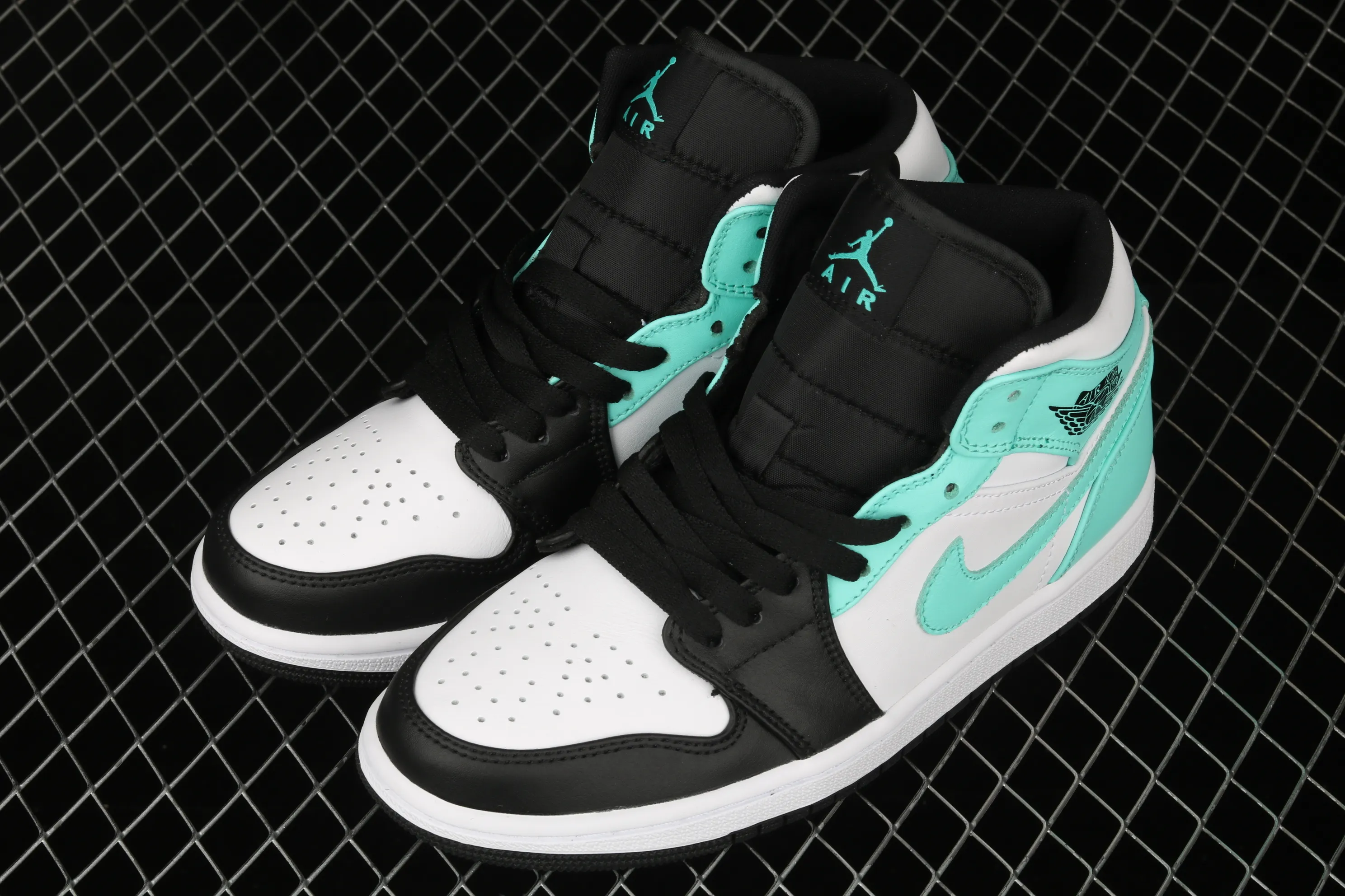All categories Air Jordan Jordan series basketball shoes Air Jordan 1 Mid Air Jordan 1 Mid AJ1 Joe 1 black and white blue Zhongbang basketball shoes 554724-132